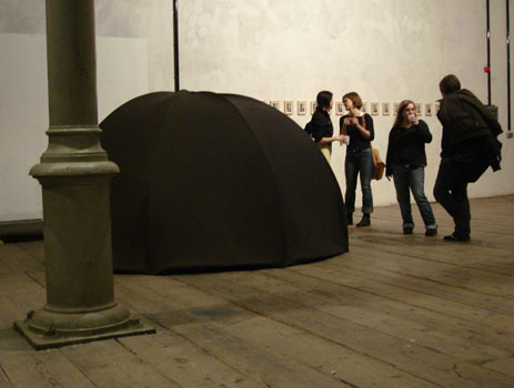 A tenda do projeto "Disconnected", de Susan Hartig, é revestida com um material "e-blocker", que a deixa isolada de radiações e campos eletromagnéticos.